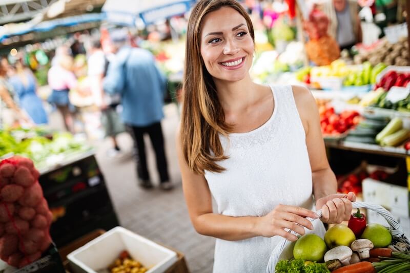 Reife Frauen treffen im Supermarkt