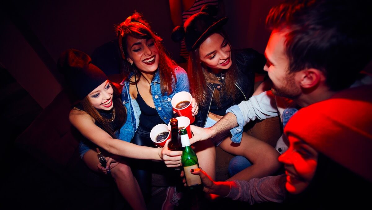 Alleine feiern gehen? 4 Säulen für deinen Flirt-Erfolg