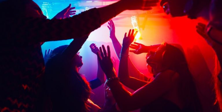 In Einer Beziehung Alleine Feiern Gehen Alleine feiern gehen? 4 Säulen für deinen Flirt-Erfolg