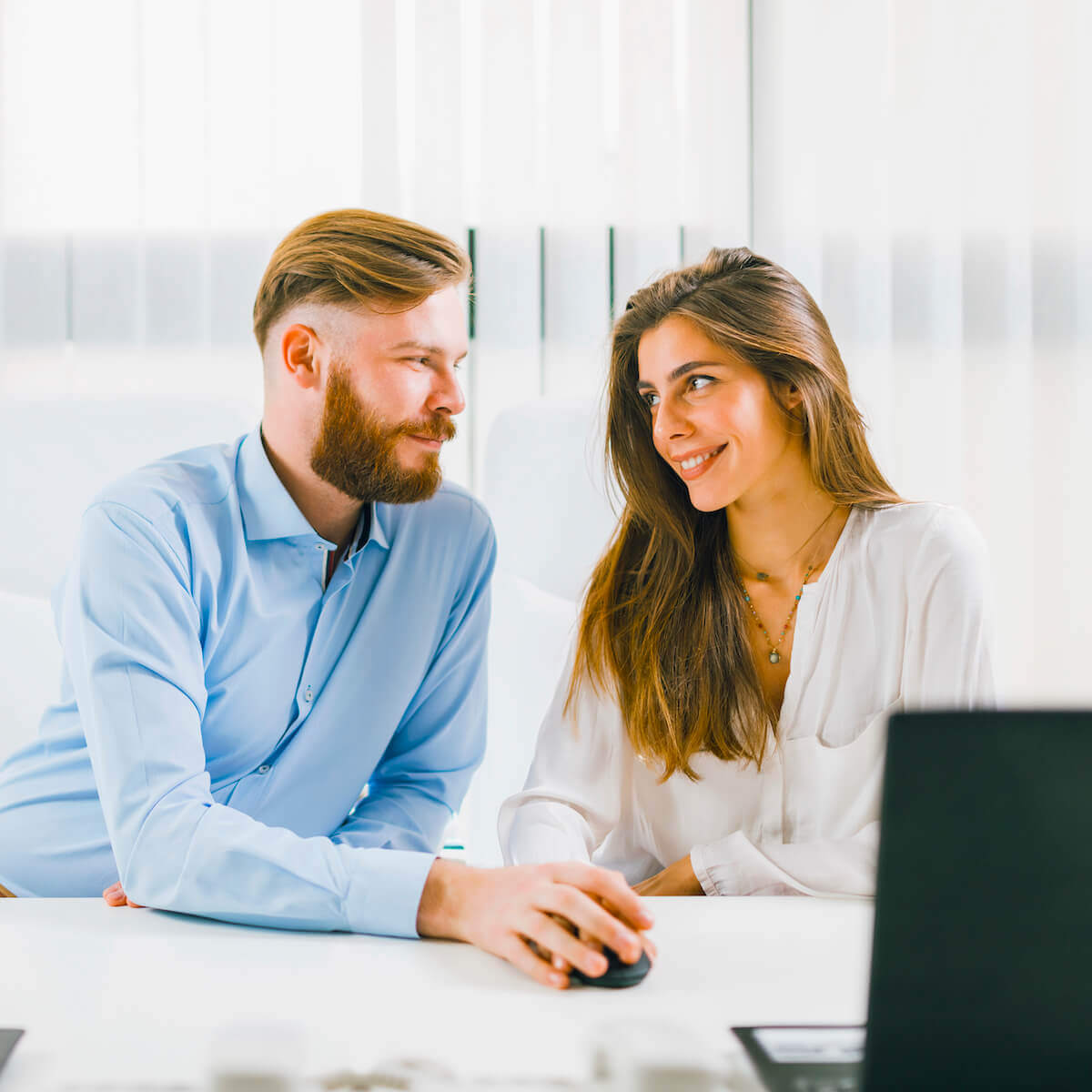 Flirten lernen: 5 Fallstricke & 9 Tipps von einer Frau für Männer frau flirt